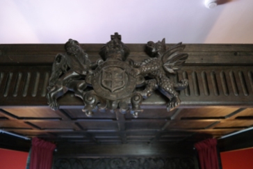 Familie-merket til Dalhousie Castle i solid tre over senga